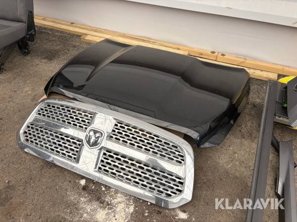 Huv och grill Dodge Ram 2018