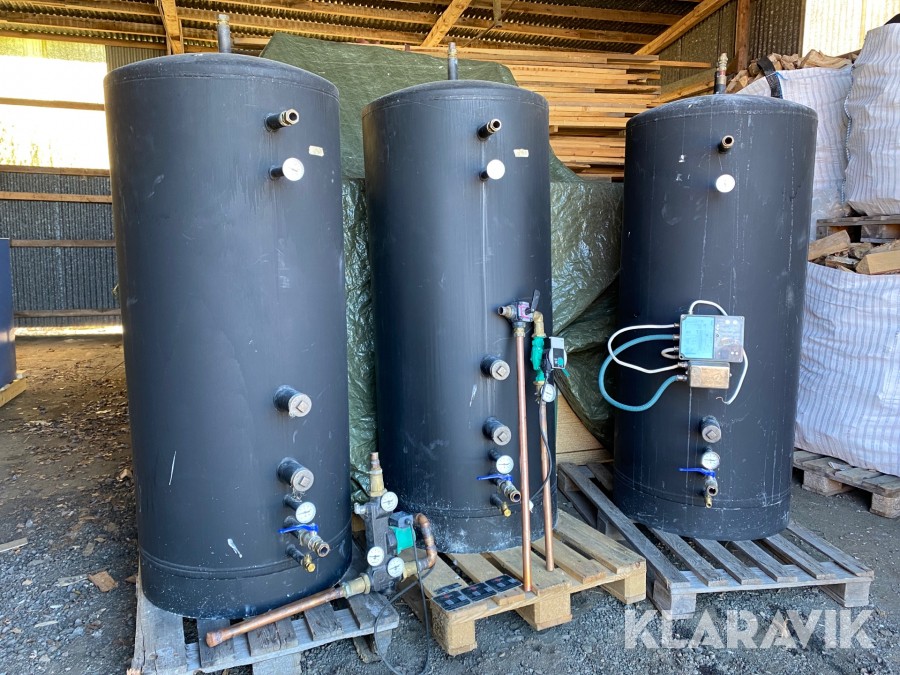 Ackumulatortankar 3 st, laddomat, cirkulationspump och elpatron och Vedpanna  