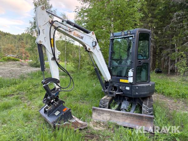 Grävmaskin Bobcat E25 med trailer