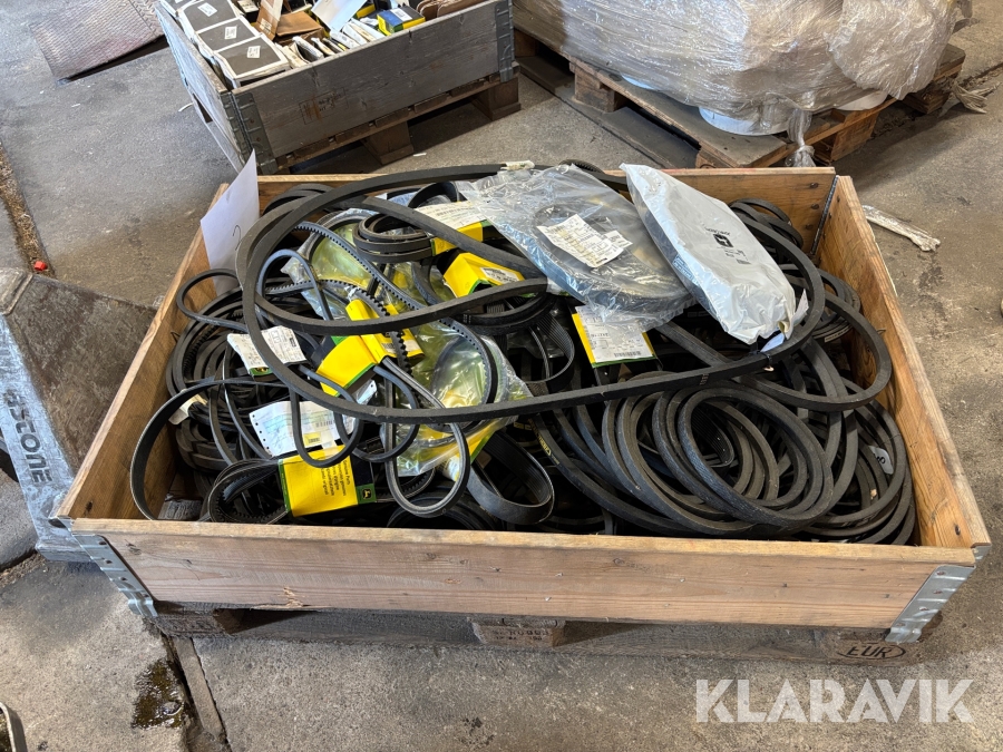 Pall med diverse remmar till John Deere