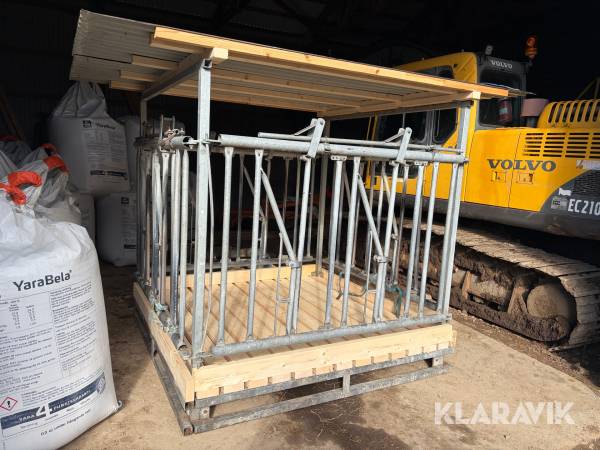 Foderhäck 8 platser med låsgrindar