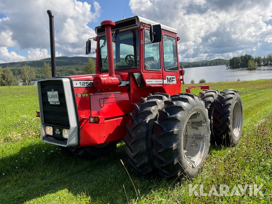 Traktor Massey Ferguson 1250 med dubbelmontage