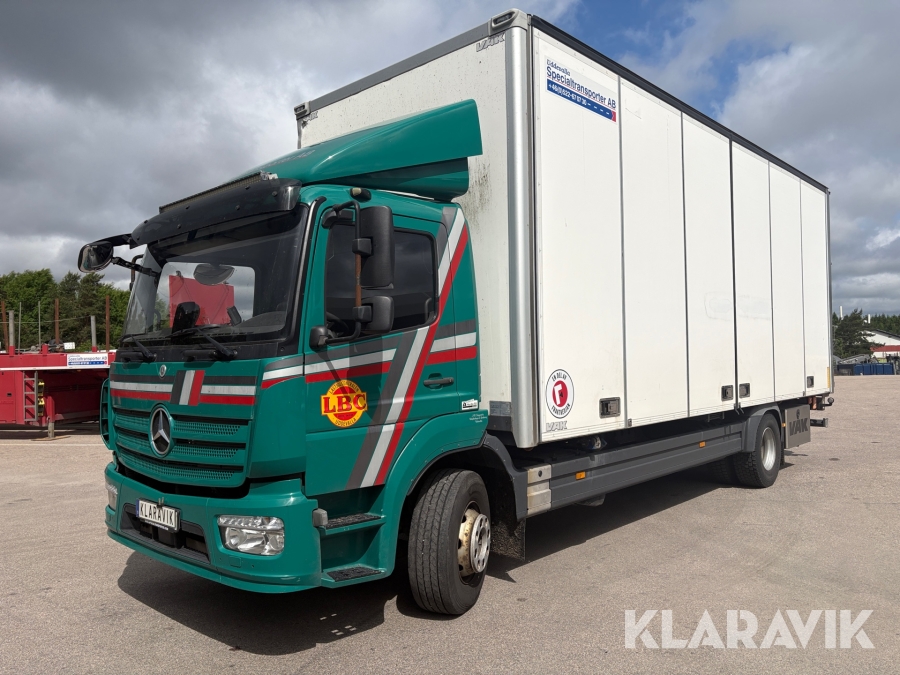 Lastbil Mercedes-Benz Atego med bakgavellyft