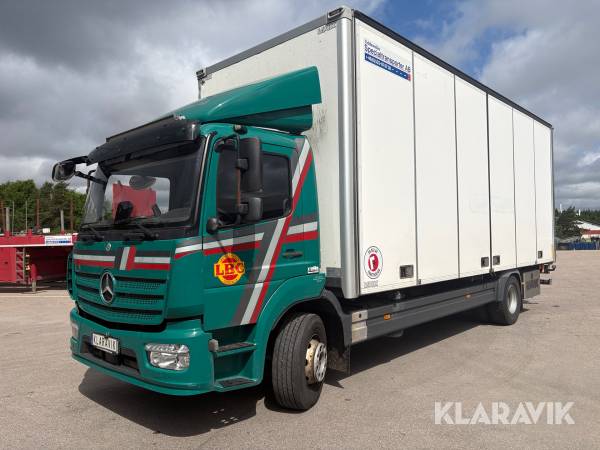 Lastbil Mercedes-Benz Atego med bakgavellyft