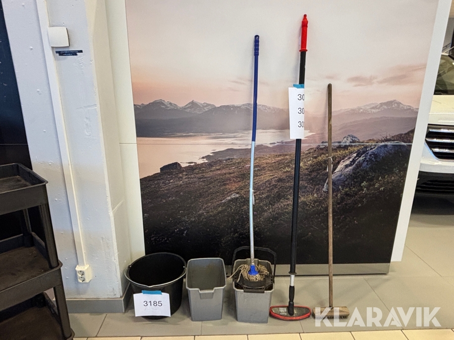 Diverse hinkar, tvättborstar & mopp