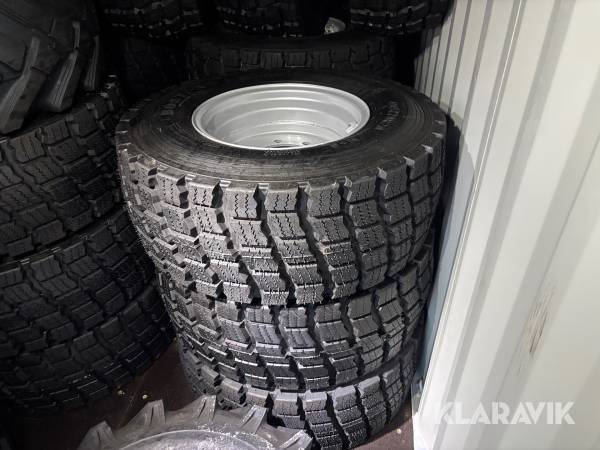 Vinterdäck Bostone 405/70R20 med fälg till L30/L35 4st