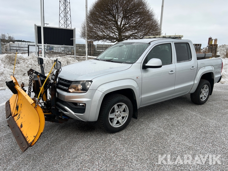 Pickup Volkswagen Amarok med Vikplog och sandspridare