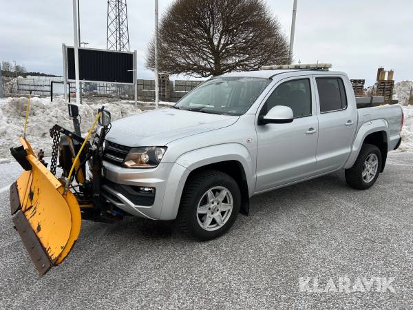 Pickup Volkswagen Amarok med Vikplog och sandspridare
