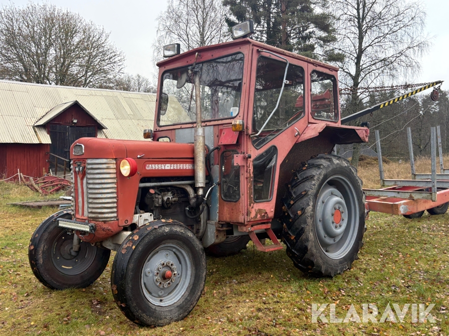 Traktor Massey Ferguson 65, med skogskärra