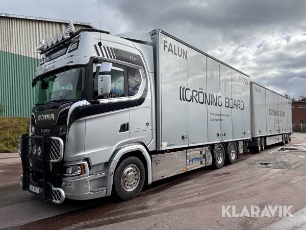 Lastbil Scania S580 6X2 med släp