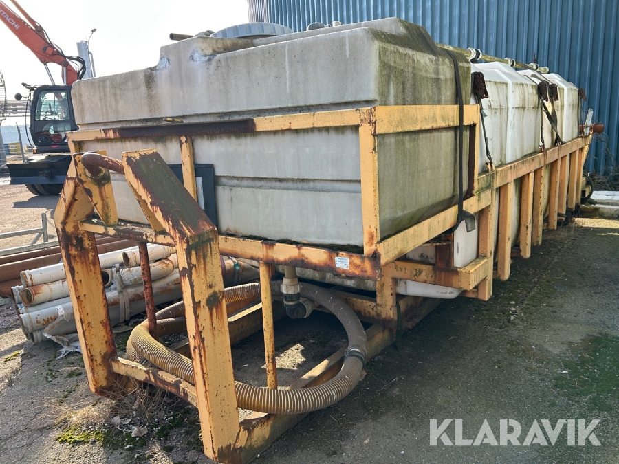 Lastväxlarflak med vattentankar