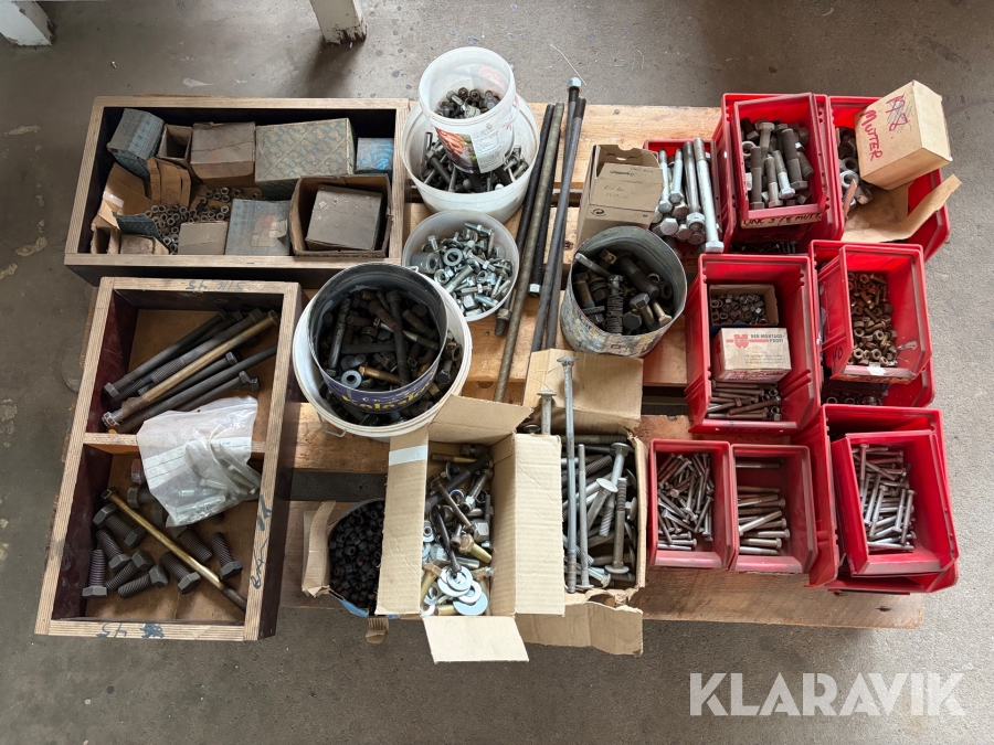 Diverse parti muttrar, brickor och bultar