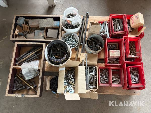 Diverse parti muttrar, brickor och bultar