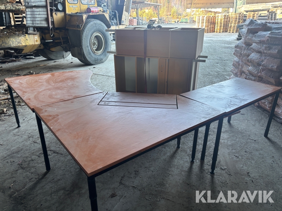 Kontorsmöbler Kinnarps bord och hyllor