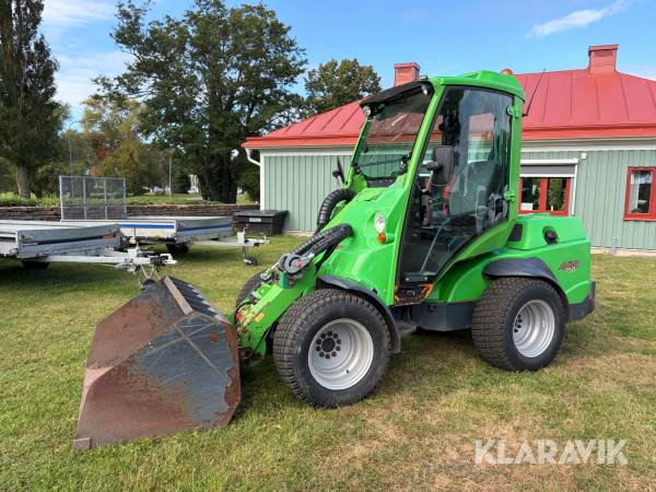 Redskapsbärare Avant 750 med 4 st redskap