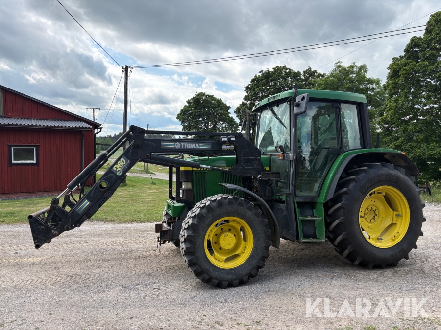 Traktor John Deere 6310 med vikplog och dubbelmontage