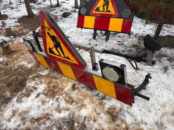 Vägarbetesskylt motordriven för fordon