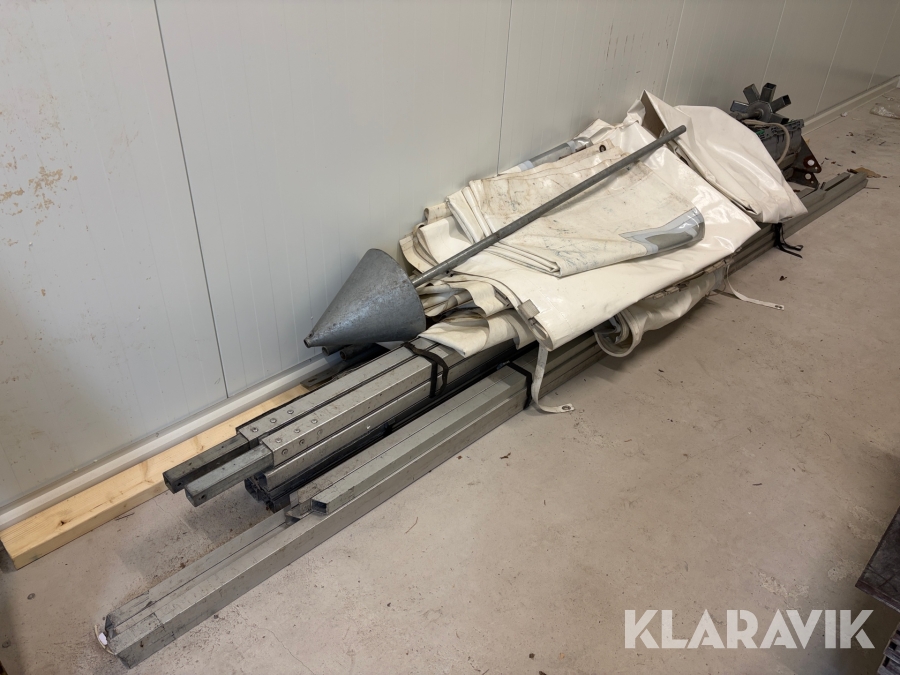Tält med väggar och kyrkfönster