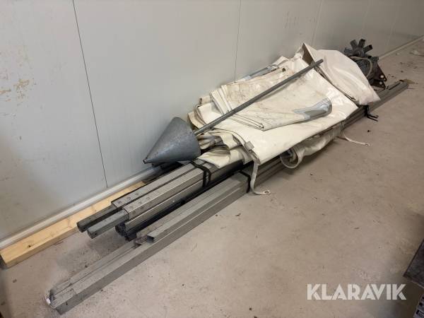 Tält med väggar och kyrkfönster