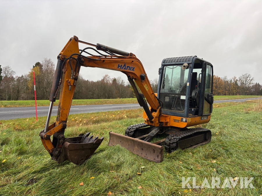 Grävmaskin Hanix H36B med skopa och maskinsläp