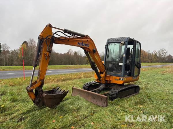 Grävmaskin Hanix H36B med skopa och maskinsläp