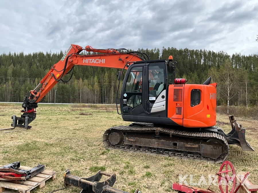 Grävmaskin Hitachi ZX 135US-5B med Rototilt, gafflar och skopor