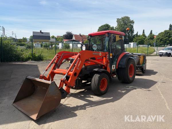 Traktor Kubota L5030 med frontlastare och Sopmaskin