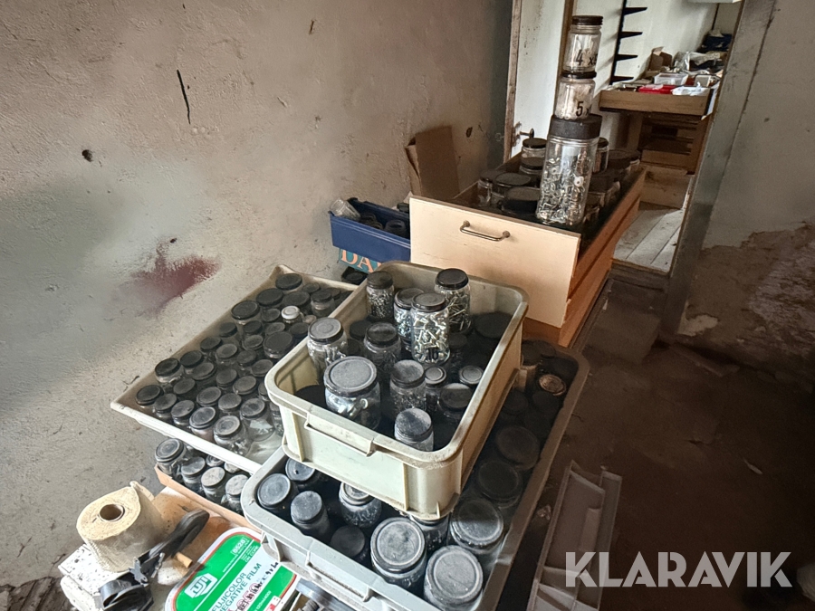 Ca 400 burkar  av skruvar, muttrar spik mm