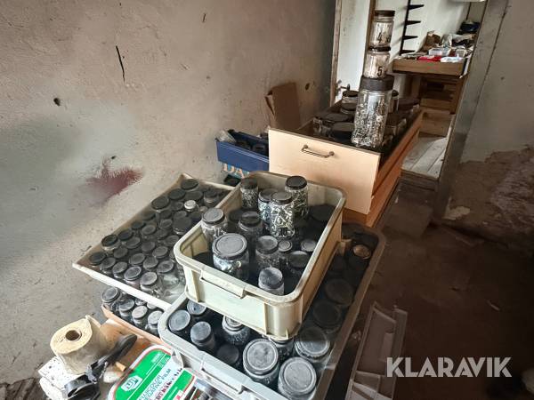 Ca 400 burkar  av skruvar, muttrar spik mm