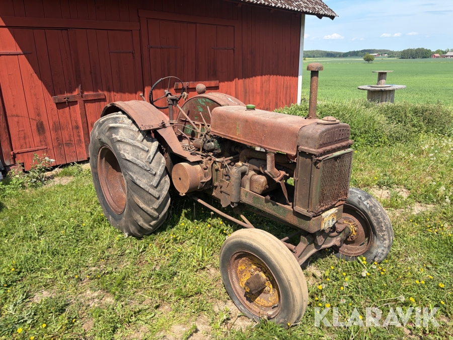 Veterantraktor John Deere BR + nya delar.