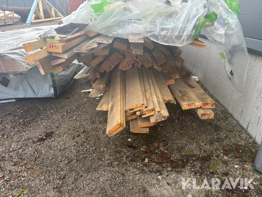 Ytterpanel fals obehandlat, läkt 28x36 diverse reglar, råspontslucka