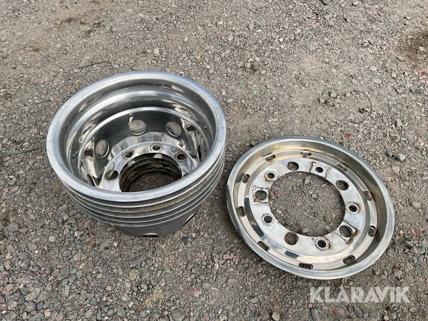 Kromade hjulinsatser till lastbil