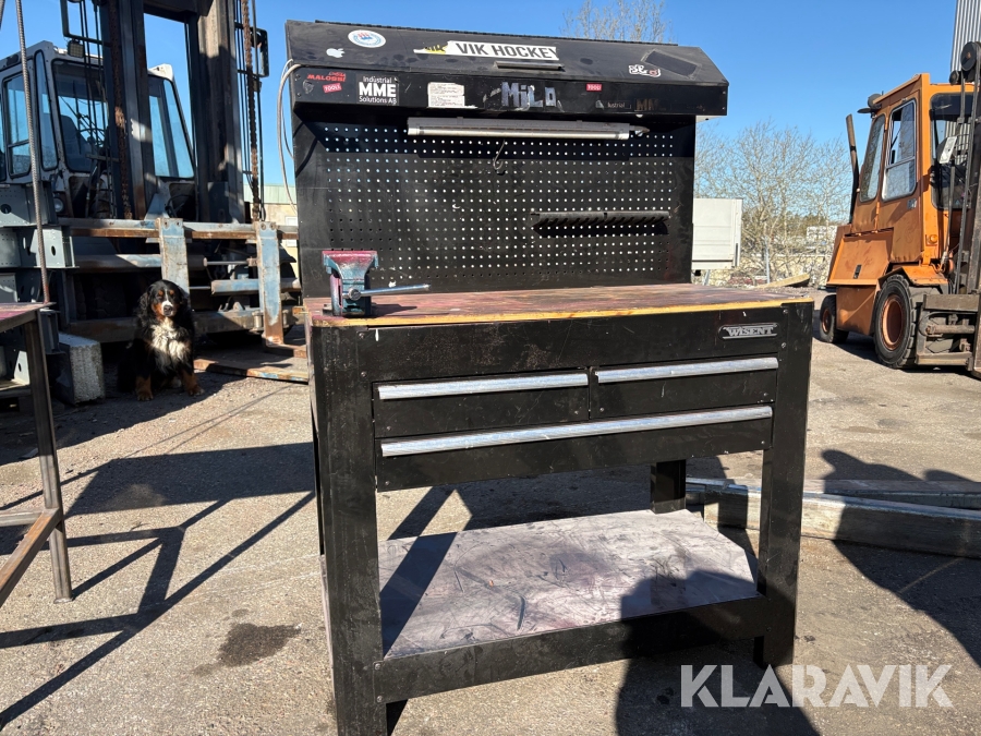 Arbetsbänk med skruvstäd