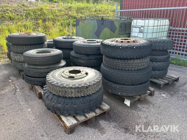 Diverse Lastbilsdäck på fälg ca 30st