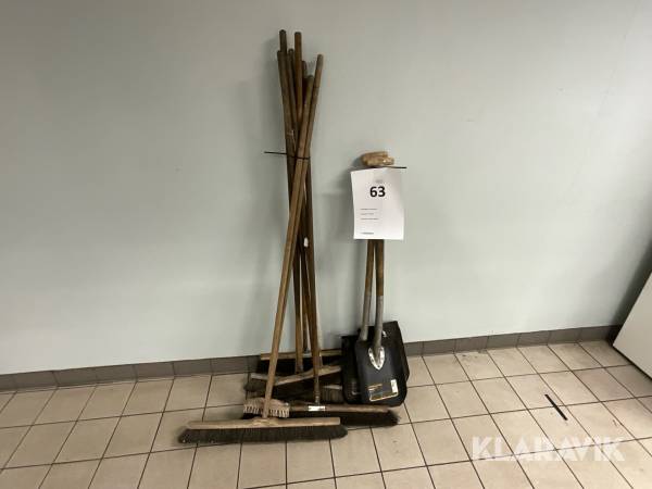 Kvastar och skyfflar