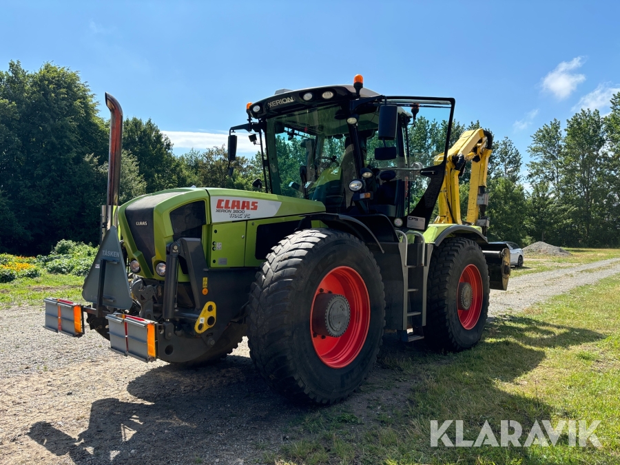 Traktor Claas Xerion 3800 Trac VC med kran och flera redskap