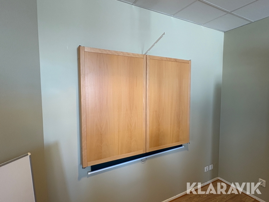 Whiteboardtavla med skåp och projektorduk