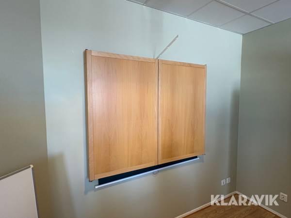 Whiteboardtavla med skåp och projektorduk