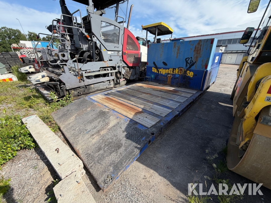 Asfaltsflak med tankar