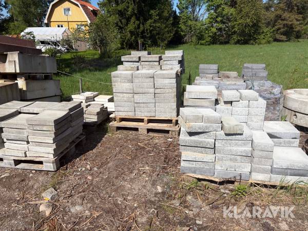 Blandat parti plattor och mursten