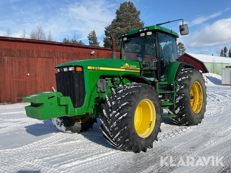 Traktor John Deere 8210 med dubbelmontage