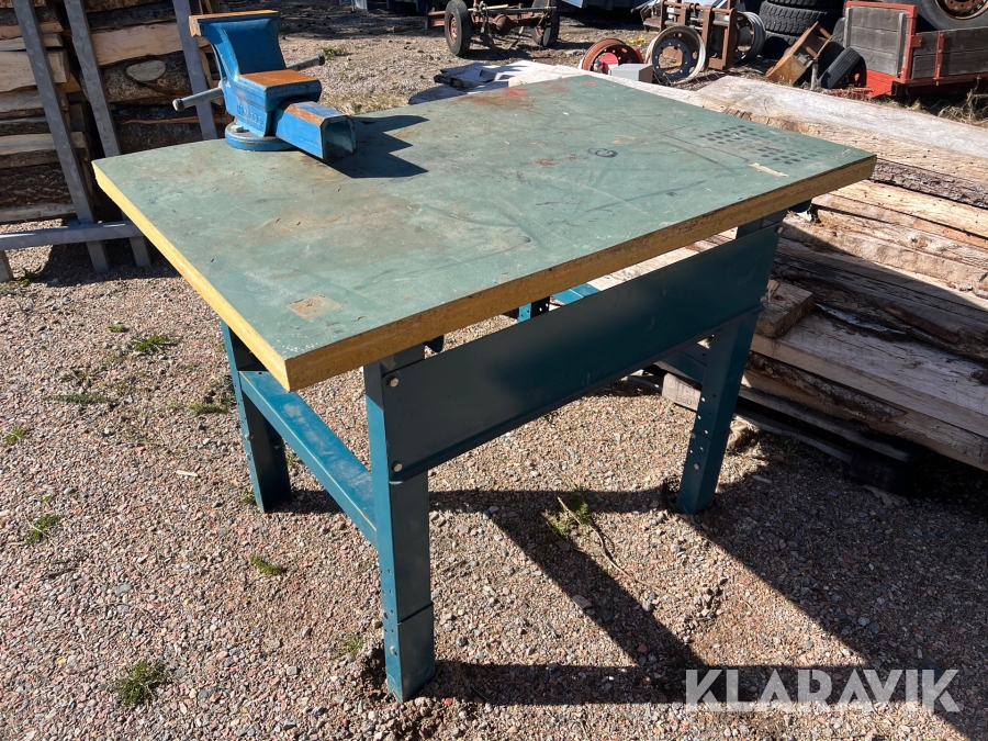 Arbetsbord med skruvstäd