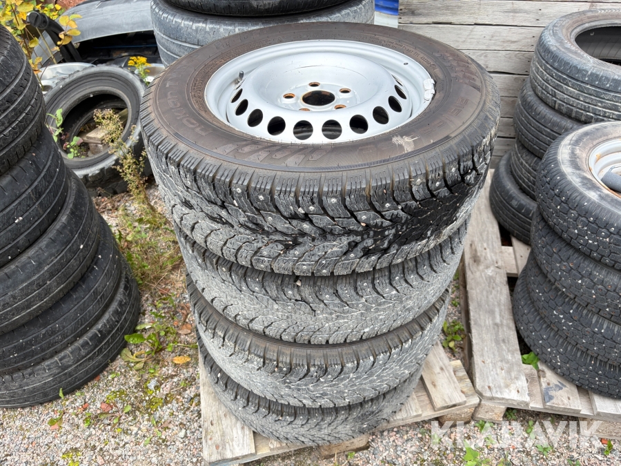Vinterhjul med dubbdäck Nokian Hakkapelitta C4 215/65R16C passande VW Transporter 4 st