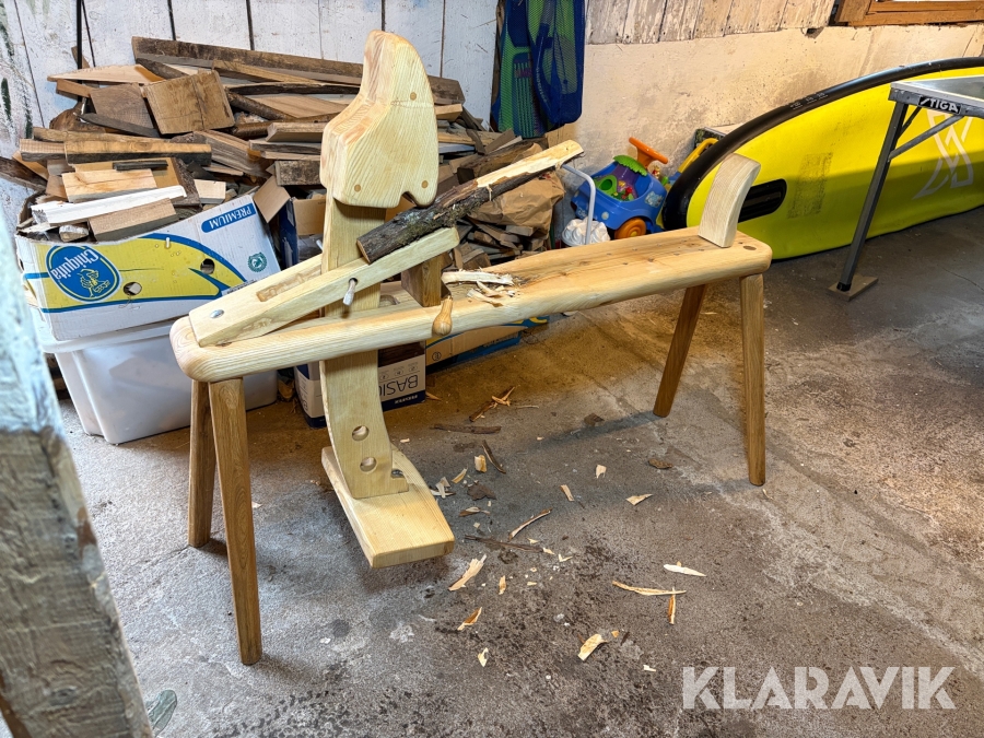 Täljhäst i Ask och ek med 1 st bandknivar