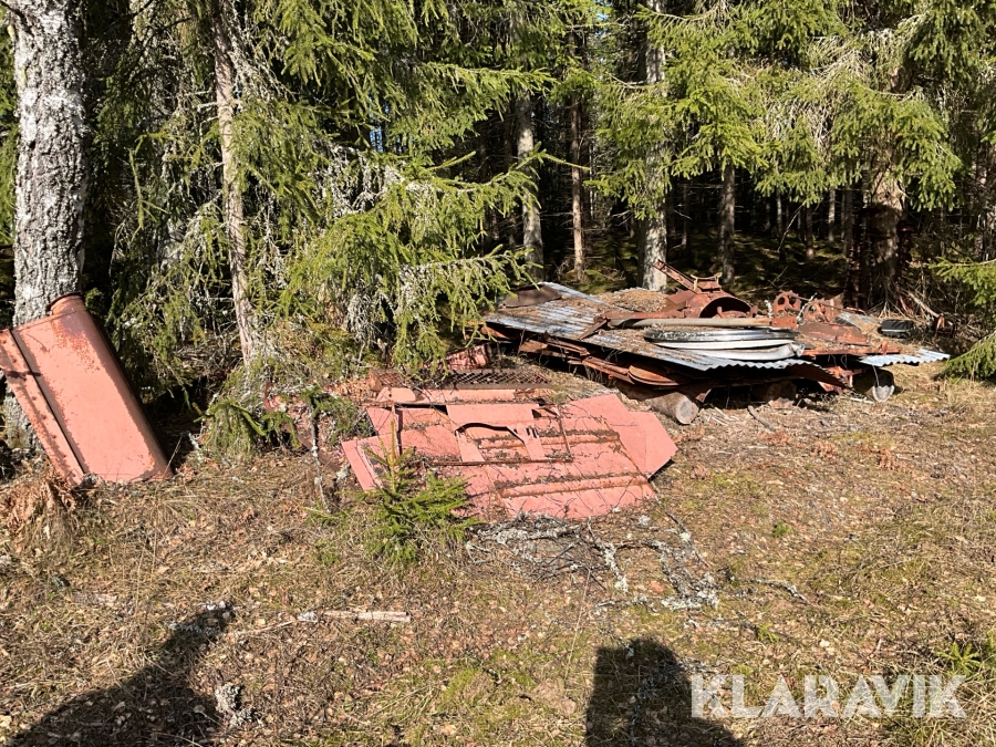 Axlar, plåtar och tillbehör äldre reservdelar till lantbruksmaskiner