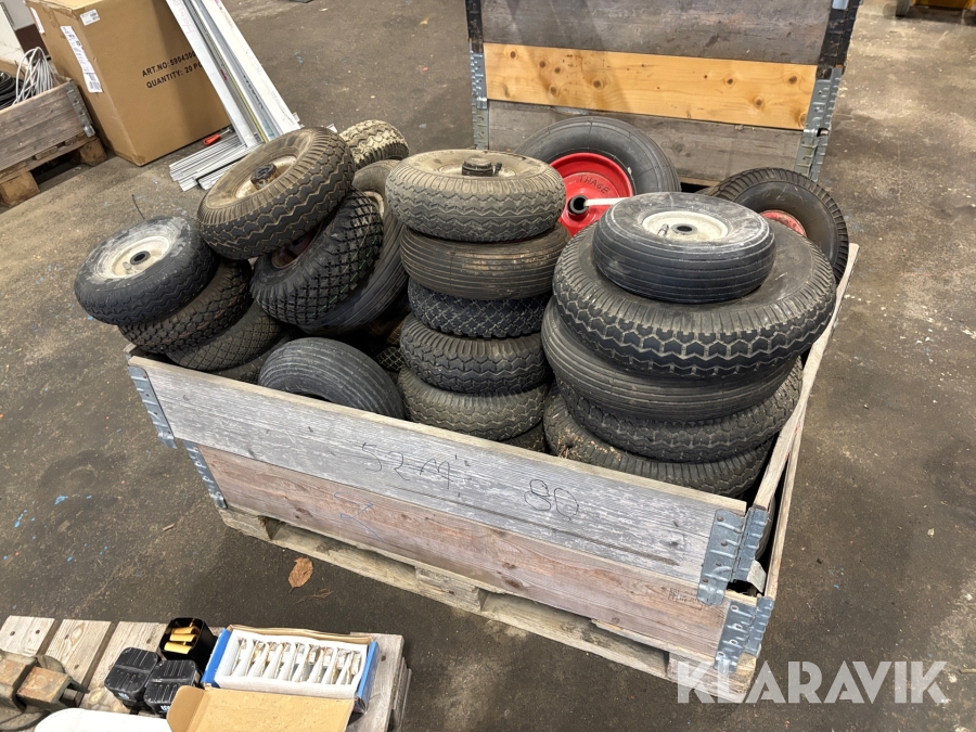 Pall med diverse hjul till kärror