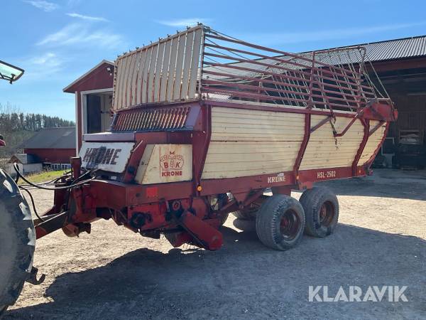Självlastarvagn Krone HSL-2502T med hö kanon