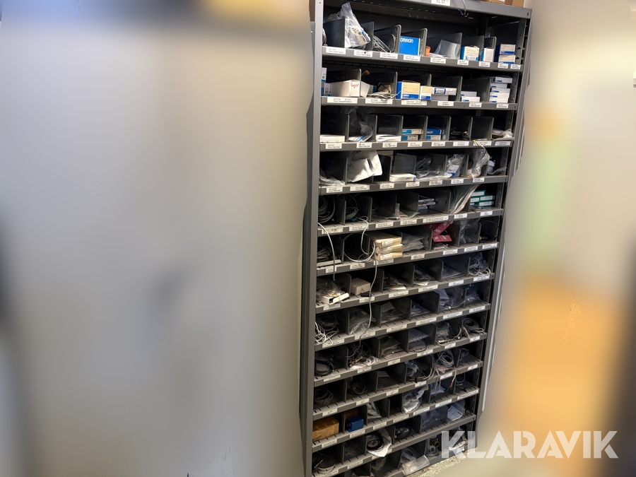 Lagerhylla med givare och optisk utrustning