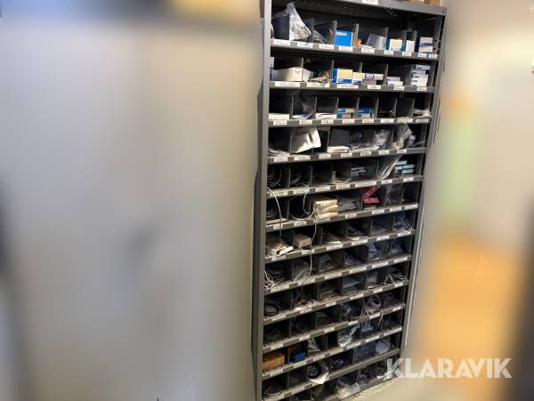 Lagerhylla med givare och optisk utrustning