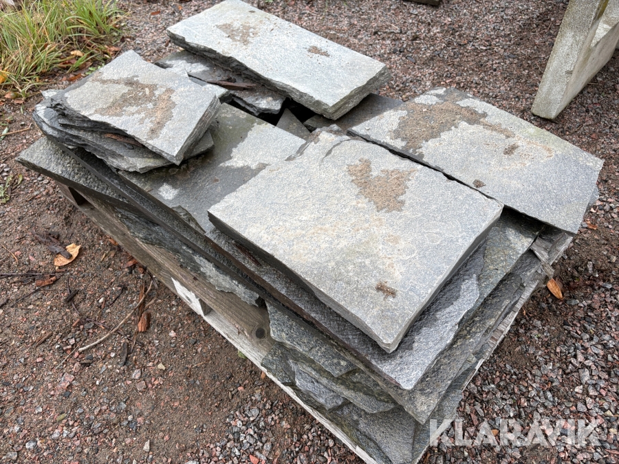 Parti naturstensplattor/skiffer i varierande storlekar